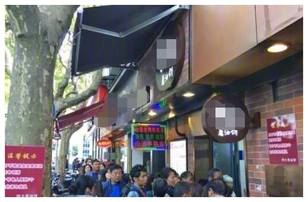 上海“最霸气”饼店，每人限购5个，老板：凭号排队，无号走开！