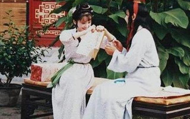 《红楼梦》中晴雯撕扇子作千金一笑的背后，竟有个如此大的玄机
