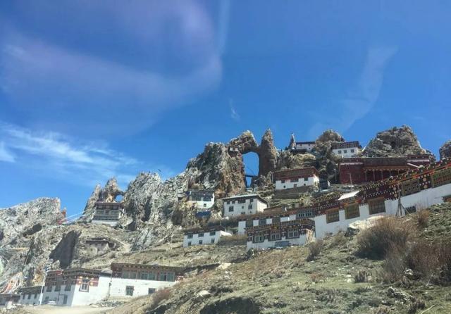 西藏神秘悬空寺，高山之巅的信仰，凌驾在4800多米的山尖