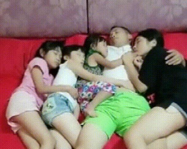 父女四人睡在一起，算不算“亲情越界”？网友：这父爱太出格