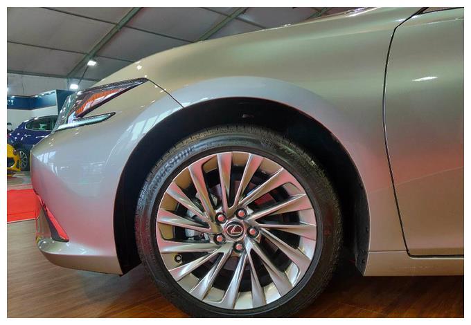 雷克萨斯新车上市，搭2.5L混动，安全升级，奔驰E级和它怎么选？