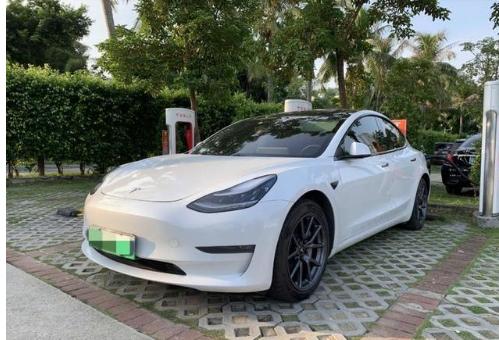 放弃了奔驰E系和宝马5系，50万提了特斯拉model3车主说使用感受