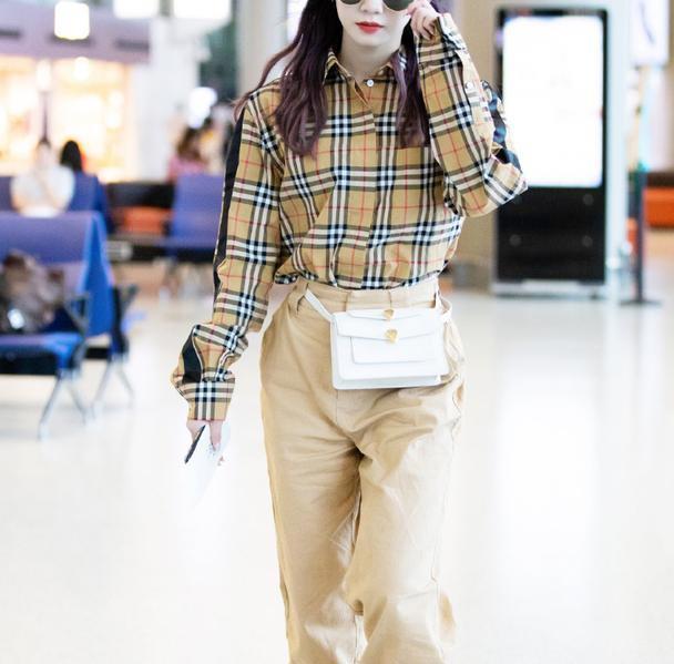 孟美岐机场造型真时髦，Burberry衬衫配休闲裤，白色腰包A爆了！