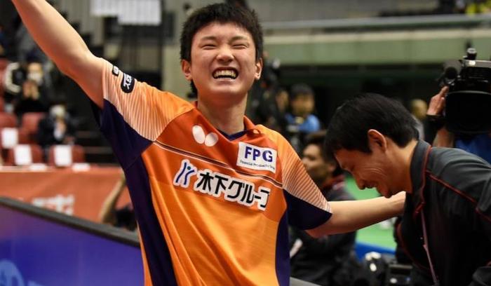 曾是中国乒乓冠军，现是张本智和教练，儿子将代表德国队打世乒赛