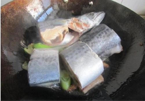 冬天吃此鱼正鲜美，刺少肉多，简单炖一锅，香气四溢特下饭