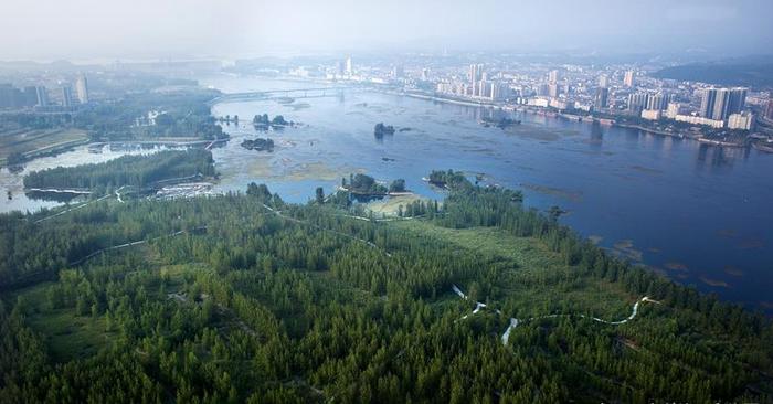 它是中国唯一的“水都城市”，名胜古迹构成了一个迷人的旅游区