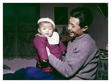 87岁王心刚全家照披露，妻子擅保养不显老，儿女很低调