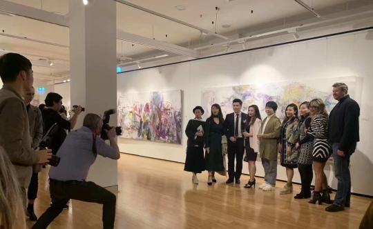 中国油画家何子歌“光之上”当代油画展在悉尼展出