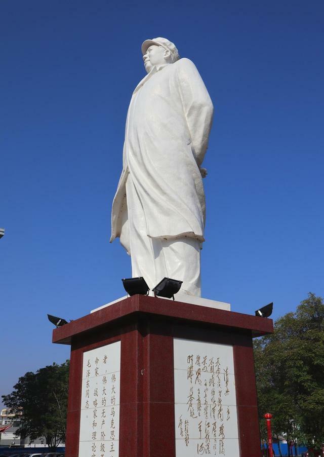 宁夏中卫红太阳广场，背手的毛主席雕像，重温那份感动