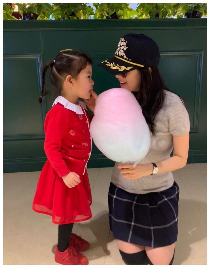 章子怡和女儿抢棉花糖吃，汪峰负责拍照，一家幸福，争取生二胎