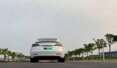 放弃了奔驰E系和宝马5系，50万提了特斯拉model3车主说使用感受