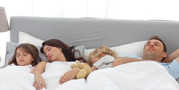 “分床睡”别看年龄，孩子有这3种表现，就该分床睡了