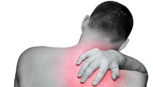 右肩疼是肝炎惹的祸，身上“2疼1高”，肝炎可能已不是早期