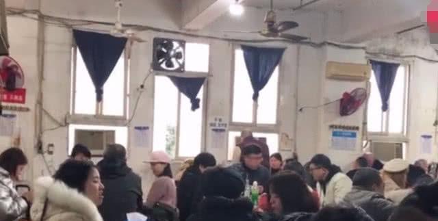 重庆夫妻开快餐店, 一碗素的2元荤的5元! 生意非常火爆