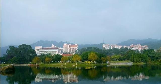 厦门周边游：厦门大学，鼓浪屿，虎溪岩，嘉庚墓