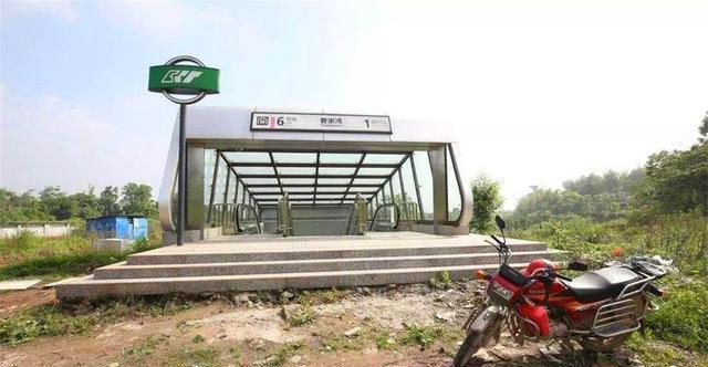 中国最荒凉的地铁站，出站口竟在小山上，外国人：中国真有钱