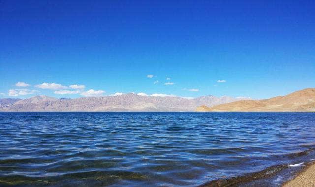 实拍神奇的班公湖，中印两国共用的湖泊，被称为世上最任性湖泊