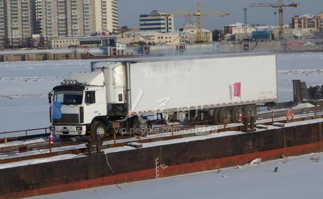 中国黑河与俄罗斯布市货运浮箱固冰通道开通