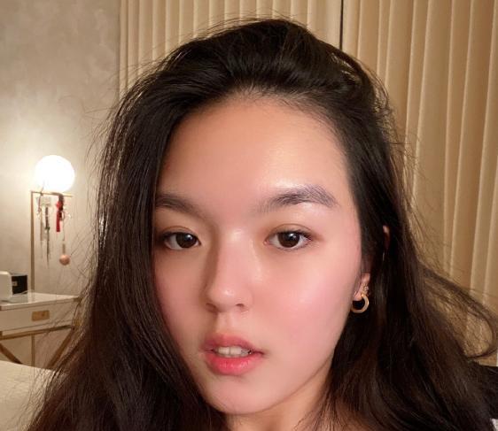 李咏女儿法图麦晒近照，穿热裤蕾丝吊带惹围观，姣好身材一览无余