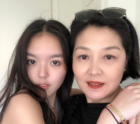 李咏女儿法图麦晒近照，穿热裤蕾丝吊带惹围观，姣好身材一览无余