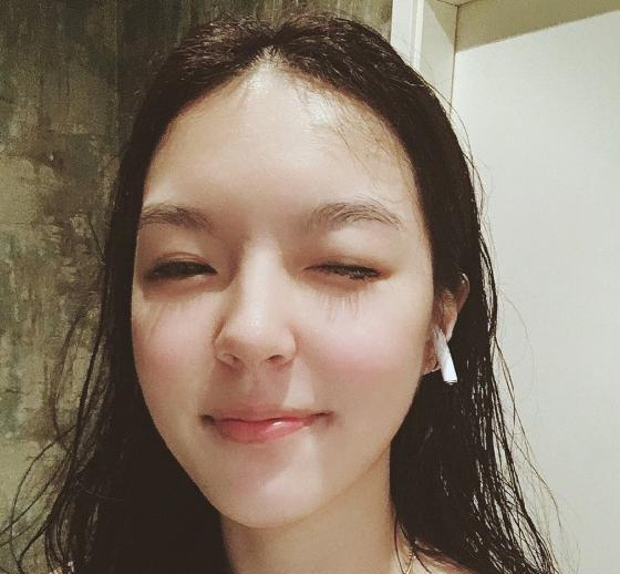 李咏女儿法图麦晒近照，穿热裤蕾丝吊带惹围观，姣好身材一览无余