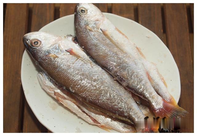 用盐水煮的鱼饭比蒸的更鲜甜，试一试这赤头鱼煮的鱼饭