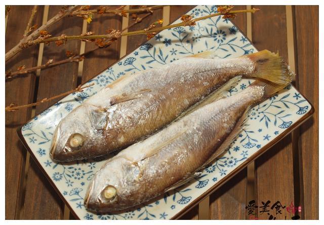 用盐水煮的鱼饭比蒸的更鲜甜，试一试这赤头鱼煮的鱼饭