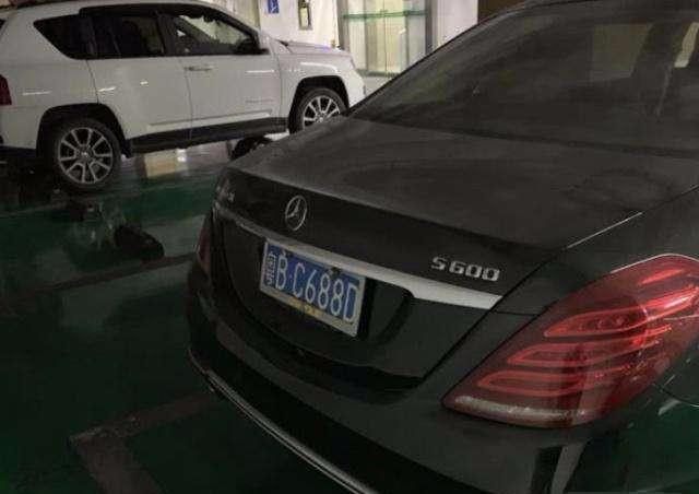 金立终被“扼杀”，刘立荣的特斯拉奔驰210万卖出，车牌别有洞天