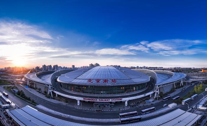 北京规模最大的一座高铁站，是接发车次最多的站点，京沪高铁穿过