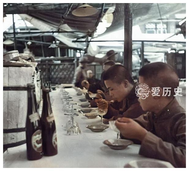 民国时北京消暑纳凉的好去处 逛东安市场吃五分钱一支的奶油冰棍