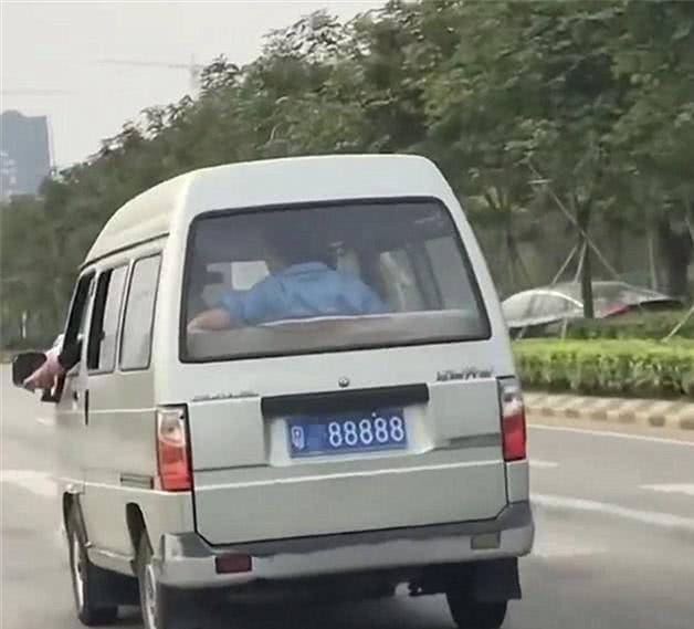 广东最不好惹的面包车，看到车牌，宾利也得绕道走！