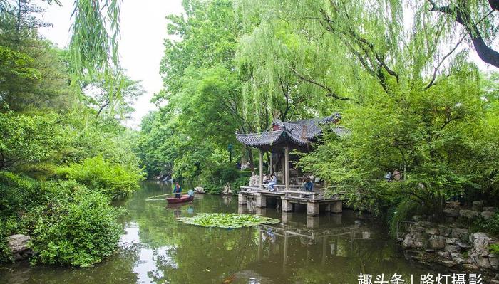 天下第一泉趵突泉，水涌若轮，云雾润蒸，本是北方盛景却宛若江南