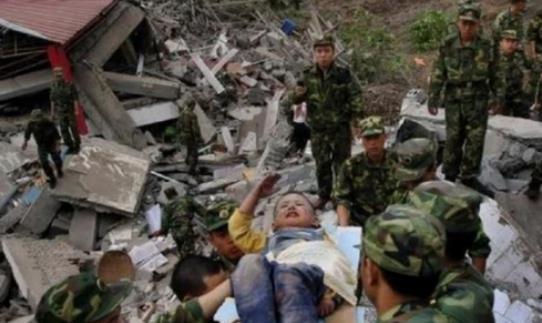 汶川地震中的3岁男孩，抢救中还向解放军敬礼，如今怎么样了？