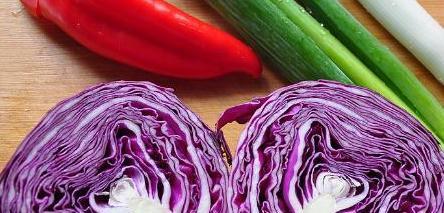 包菜和紫甘蓝是同种蔬菜吗？它们的营养哪个更好？