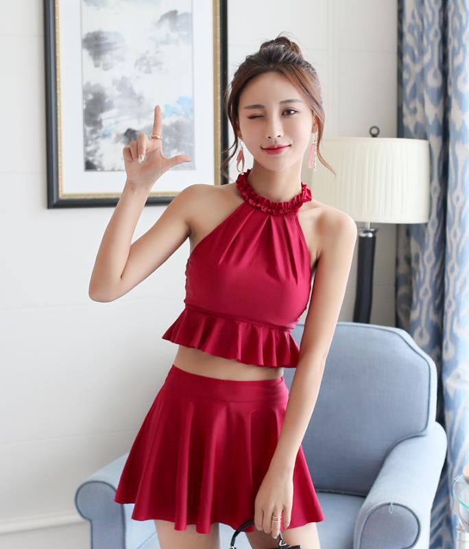 久美泽香清纯亮相，身着红色沙滩裙，回眸一笑更迷人