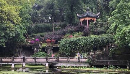 重庆鹅岭公园，曾是西南首富的私家园林，在高处观赏整个重庆景色