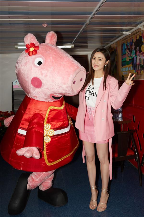 刘芸亮相《小猪佩奇过大年》发布会 粉色套装成佩奇本妈超有爱