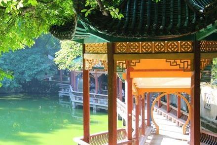 重庆鹅岭公园，曾是西南首富的私家园林，在高处观赏整个重庆景色