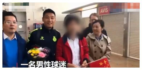 “国旗上不可以签字。”这是来自中国球员内心不能触犯的底线。