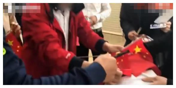 “国旗上不可以签字。”这是来自中国球员内心不能触犯的底线。