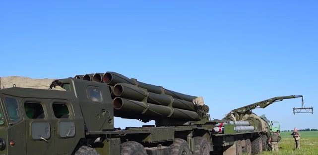 乌克兰再次测试新式远程火箭弹，军方正在眼巴巴的等着服役