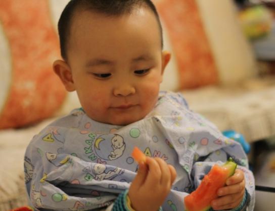 冬季带娃：3种水果要少吃，孩子容易生病，还伤脾胃、影响发育