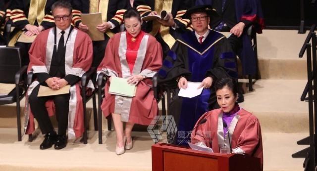 恭喜阿姐！71岁的TVB一姐汪明荃 获得香港理工大学颁获荣誉院士