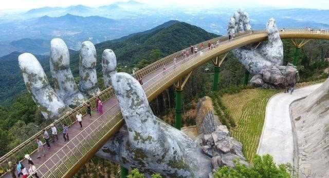 世界上最美的大桥，一双巨手托起一座金桥，走上面有种仙境的感觉