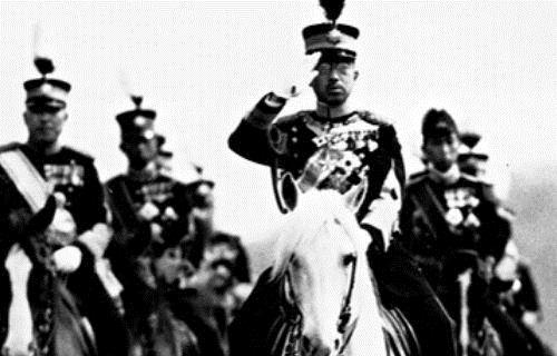 麦克阿瑟问裕仁天皇：日本战败你怎么不自杀谢罪？天皇说了4个字