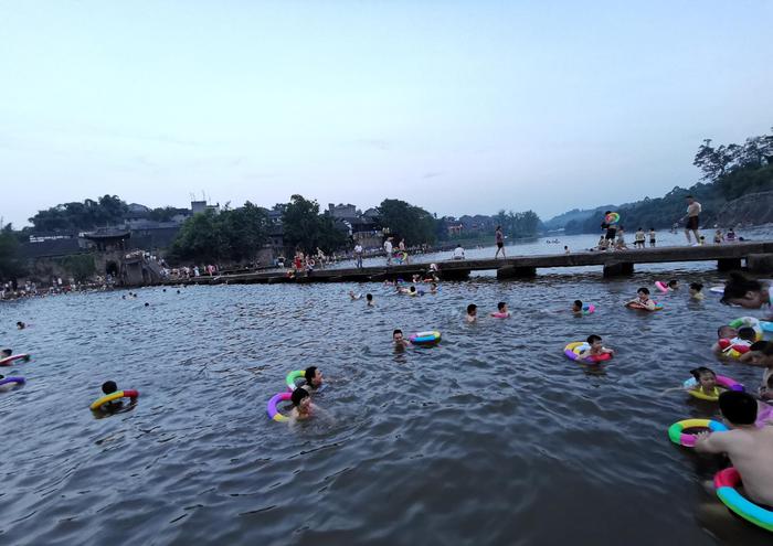重庆这几天特别热，荣昌万灵古镇濑溪河白银滩，成了天然游泳场