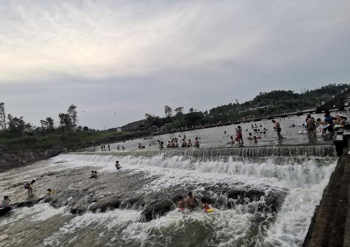 重庆这几天特别热，荣昌万灵古镇濑溪河白银滩，成了天然游泳场