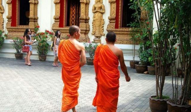 揭秘泰国“神僧”稳坐油锅，游客一眼识破真假，网友我也能玩儿