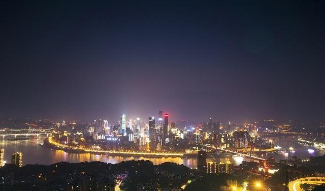 重庆南山一棵树，俯瞰“小香港”最美夜景，两江灯火美爆了