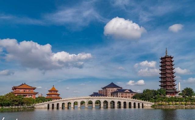 不是武大和厦大！风景漂亮还容易考上，十一看自己学校美景就够了